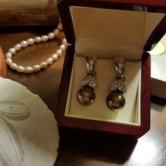 Jewelry - 💜BLACK PEARL AND DIAMOND EARRINGS💜